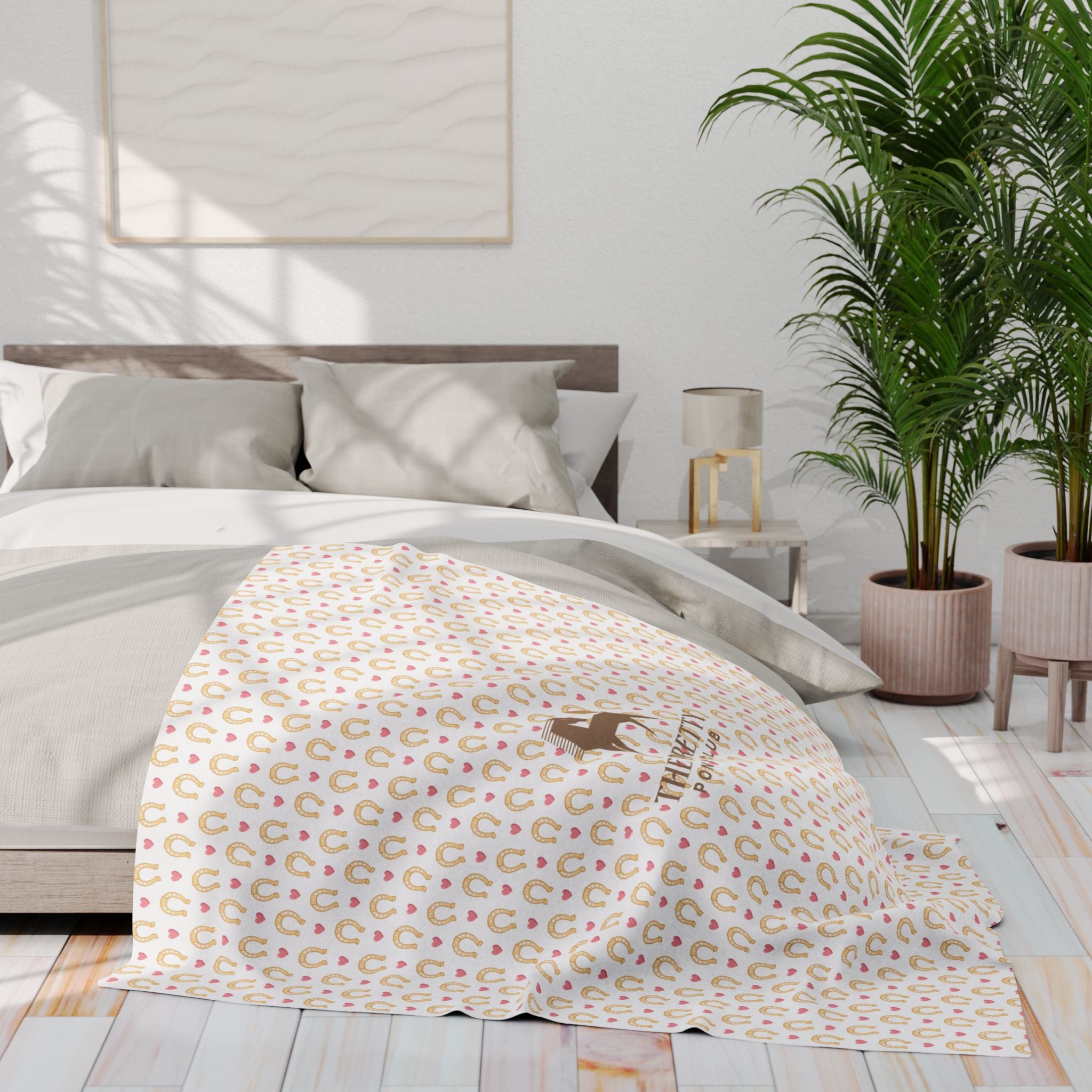 Hearts & Horse-shoe Arctic Fleece Blanket for Cozy Comfort
